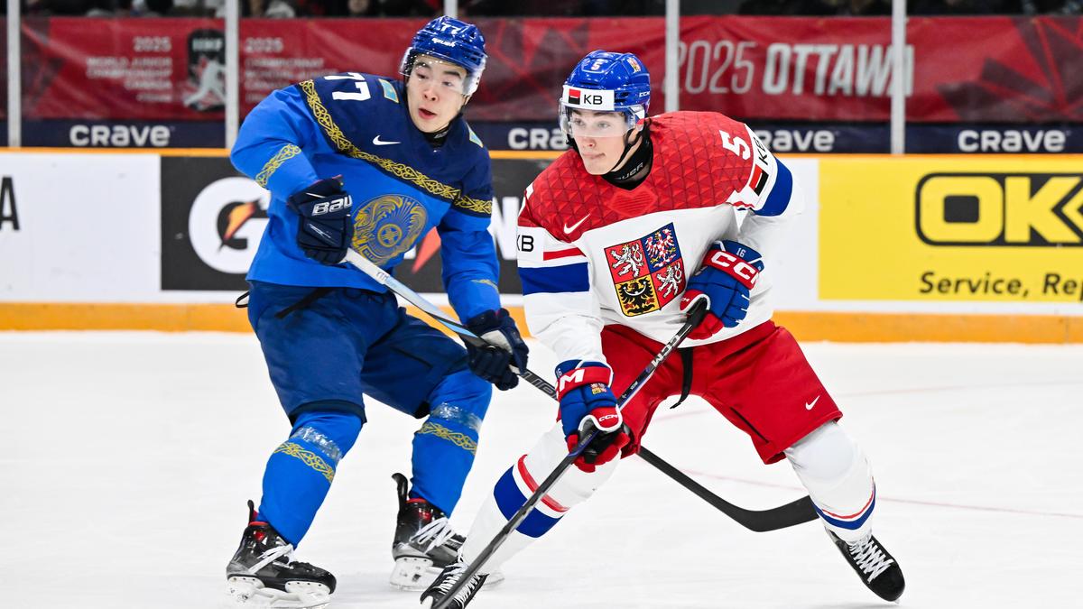 Сборная Казахстана потерпела поражение на молодежном чемпионате мира по хоккею